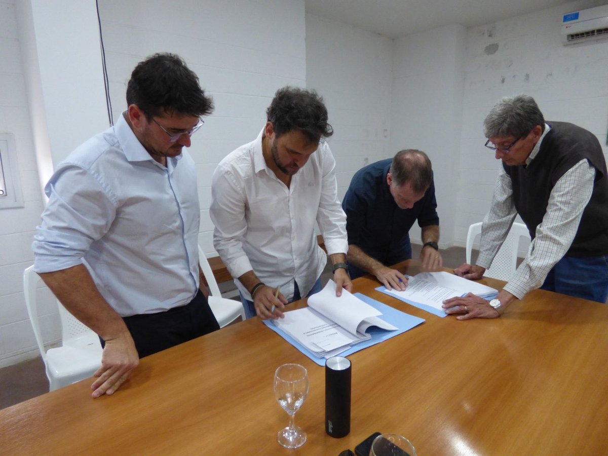 Logistica_SL's tweet photo. La Secretaría de Actividades Logísticas, a través de AgroZAL, firmó un convenio con FF Agro y Pampa Blanca para fortalecer la producción de alfalfa y posicionar a San Luis como polo agropecuario nacional. 🌾
Participaron Luis Pestchanker, Federico Gadea y Pablo Echavarri. https://t.co/STp4jHraVM