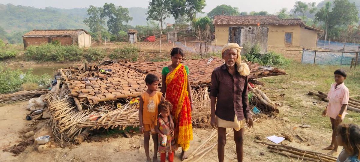 तिसरी प्रखंड के गड़कुरा पंचायत के 
बरतला गांव के एक आदिवासी परिवार 
झुगी झोपड़ी में रहता था ,आज वो भी  गिर गया ।
<a href="/GiridihDc/">DC Giridih</a>
<a href="/DipikaPS/">Dipika Pandey Singh</a>
<a href="/HemantSorenJMM/">Hemant Soren</a>
आप सभी माननीय महोदय से अनुरोध है कि इस असहाय व्यक्ति को जल्द अबुआ आवास मुहैया करवाया जाए।