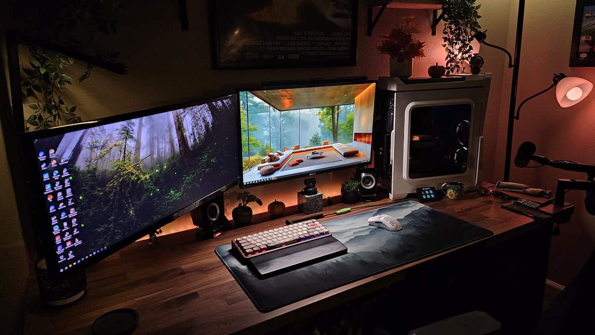 JoshTechgamer's tweet photo. JTG desk setup. Cozy vibes. https://t.co/mlO0LPa1PK