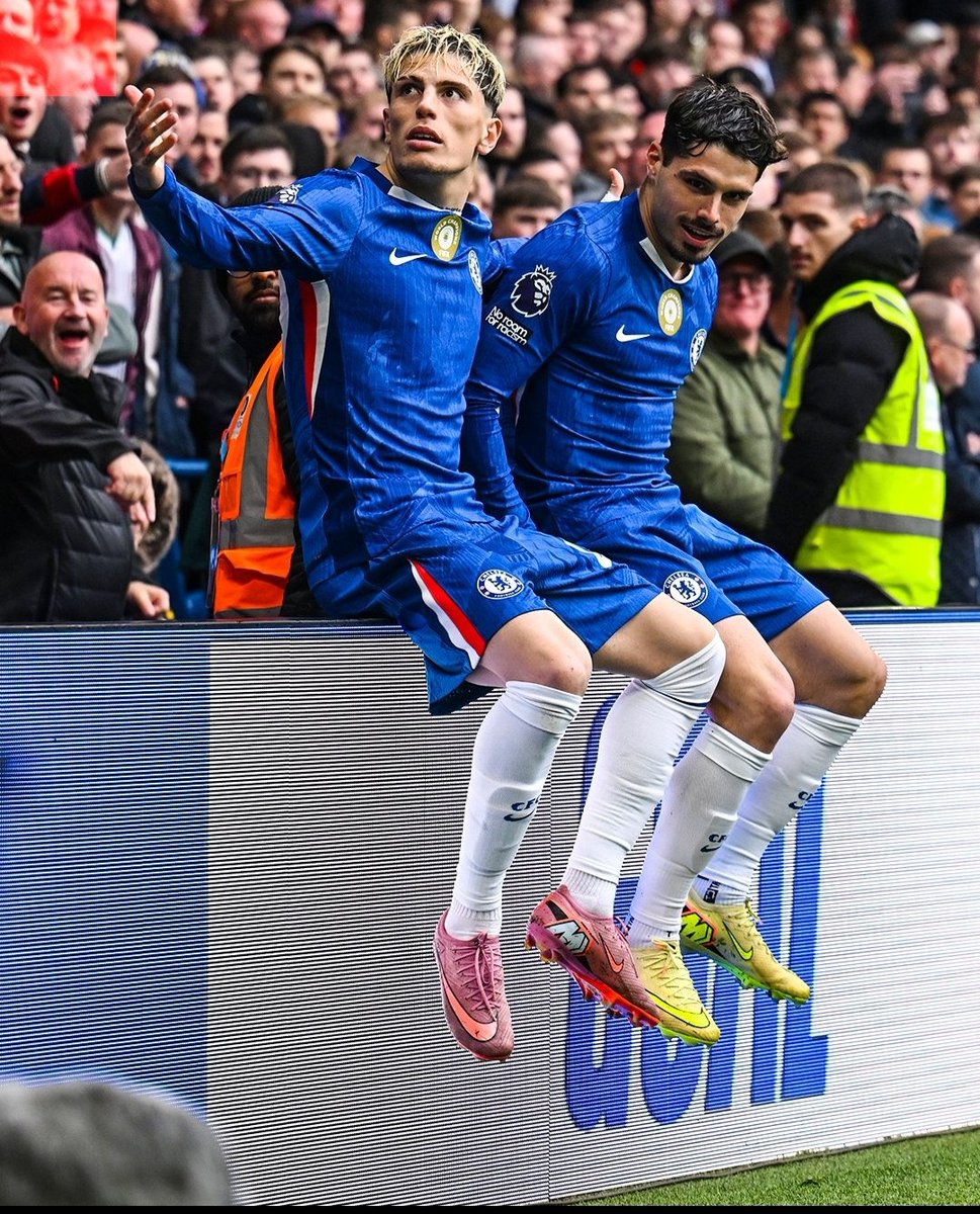 SportsNinja7's tweet photo. Garnacho's electric debut goal for Chelsea exposes Manchester United's scouting folly—how do you let a World Cup winner slip for peanuts? This £40m steal turbocharges the Blues' attack, but purists decry the betrayal of Argentine loyalty to United's badge.
#Chelsea #Garnacho https://t.co/eRuHyCpKy8