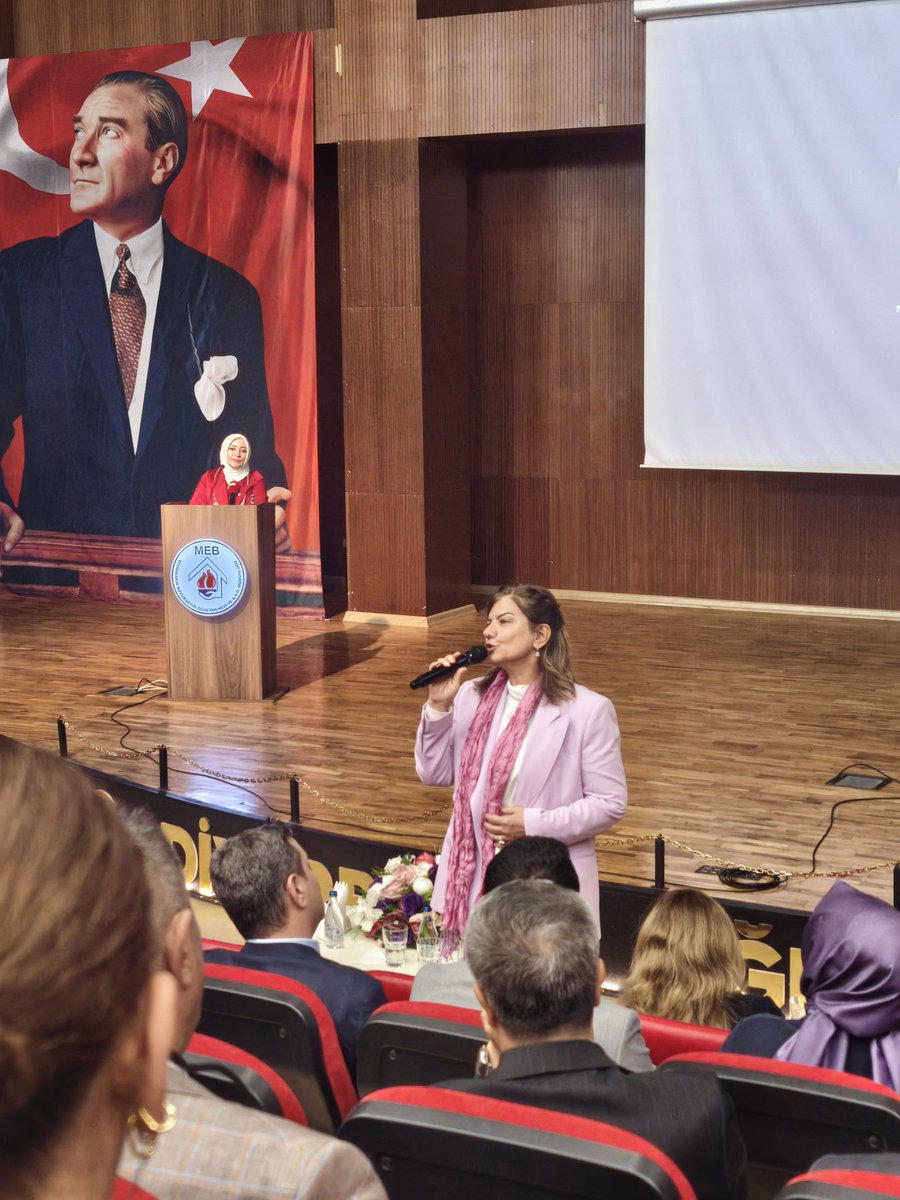 MhgMihrican's tweet photo. TBMM @tbmmkefek Başkanı Sn. @cigdemerdogantr hanımefendiyi, Diyarbakır Milletvekilimiz Sn.@Kepoluasuna ’ın ev sahipliğinde ilimizde ağırladık. Üreten kadınlarmızın sayısını artırmaya yönelik çalşmalarmızı sürdürüyoruz. 🇹🇷  #Diyarbakır #KEFEK
@Akparti 
@tugbaisikercan 
@omer_iler https://t.co/felqfwQD4Z