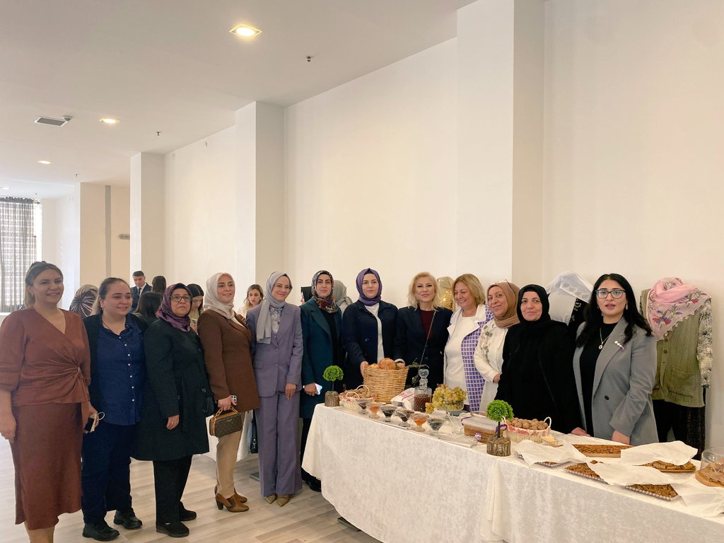 MhgMihrican's tweet photo. TBMM @tbmmkefek Başkanı Sn. @cigdemerdogantr hanımefendiyi, Diyarbakır Milletvekilimiz Sn.@Kepoluasuna ’ın ev sahipliğinde ilimizde ağırladık. Üreten kadınlarmızın sayısını artırmaya yönelik çalşmalarmızı sürdürüyoruz. 🇹🇷  #Diyarbakır #KEFEK
@Akparti 
@tugbaisikercan 
@omer_iler https://t.co/felqfwQD4Z