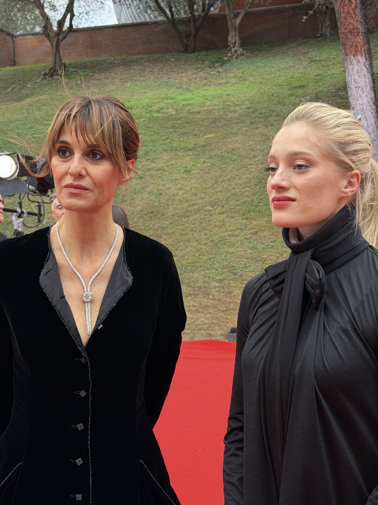 Paola Cortellesi e Nadia Tereszkiewicz alla cerimonia di premiazione alla Festa del Cinema di Roma. #RoFF20 

📸 Rebelle Vague