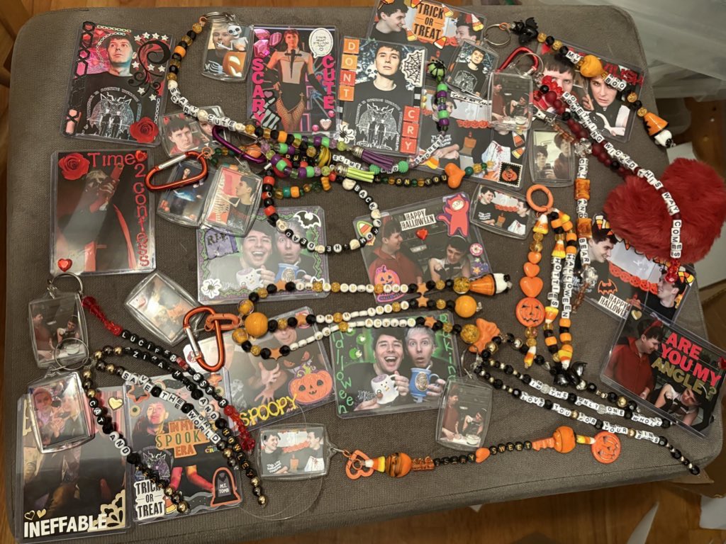 Running a sale for spooky week starting today!🧡🖤 When you buy any Halloween keychain or decorated top loader you get a free decorated Dan &amp; Phil Halloween toploader (so 1 keychain &amp; one toploader, or two toploaders)🎃 + all Halloween listings are 13% off
ninasnerdycraftsco.etsy.com