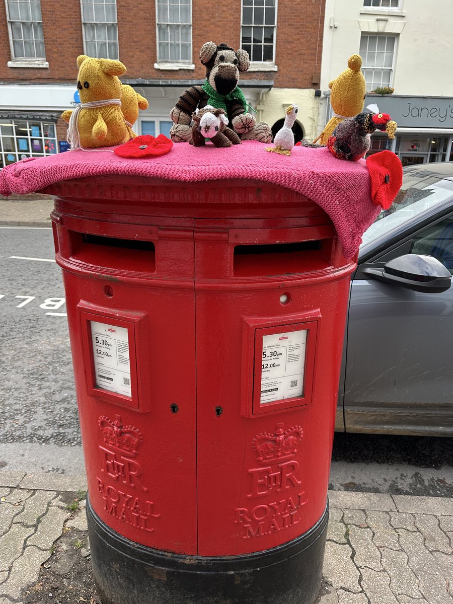 Busy postbox topper in Ledbury today
#postboxsaturday