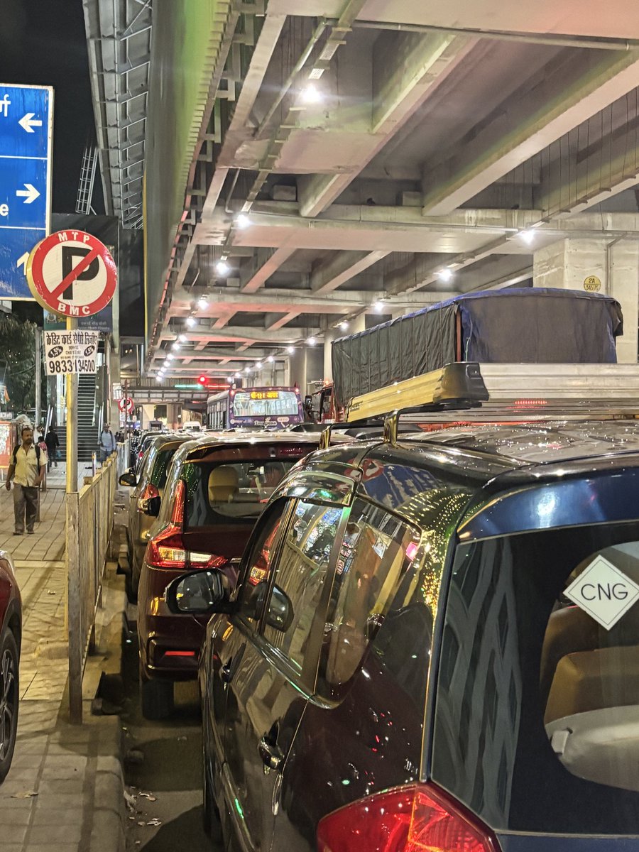 anishjal's tweet photo. @mumbaitraffic @ mithchowky near Phir mile ge restaurant. Cars are parked on no parking zone https://t.co/4v6Dy0twK9
