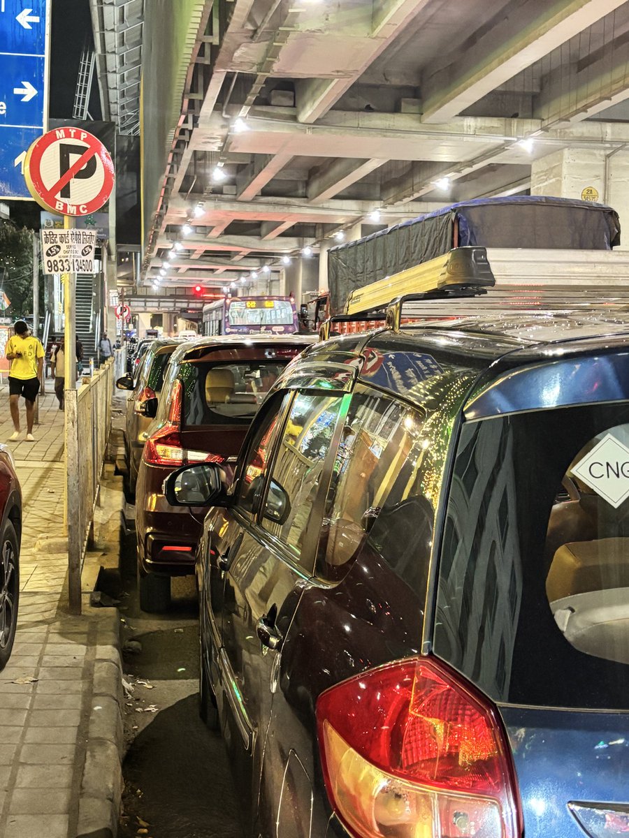 anishjal's tweet photo. @mumbaitraffic @ mithchowky near Phir mile ge restaurant. Cars are parked on no parking zone https://t.co/4v6Dy0twK9