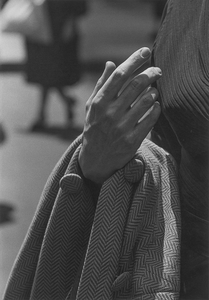 📸 Roy DeCarava

Hand and coat (1962)