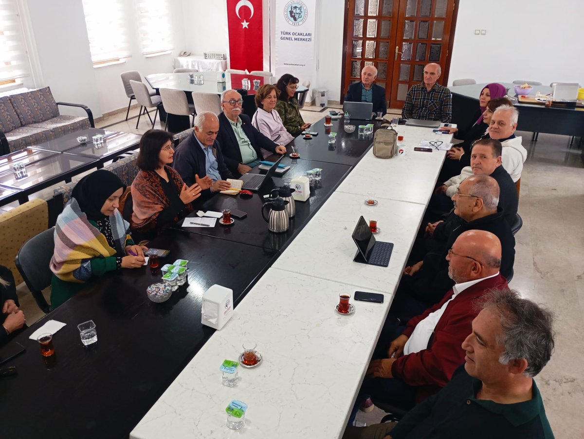 TÜRK OCAKLARI KUŞLUKTA YAZARLAR TOPLULUĞUNUN 18 EKİM 2025 TARİH VE 459 SAYILI OTURUM YAZANAĞI

Oturuma Katılan Yazarlar: Ali Sözeri, Asiye Lelik Duman, Cemal Yavuz, Dilek Güneş, Fatih Kılıçaslan, Gülden Aydın Tekelioğlu, Hasan Çoban, Hayati Bice, Hüseyin Özbay, İsa Parlak, Nurcan