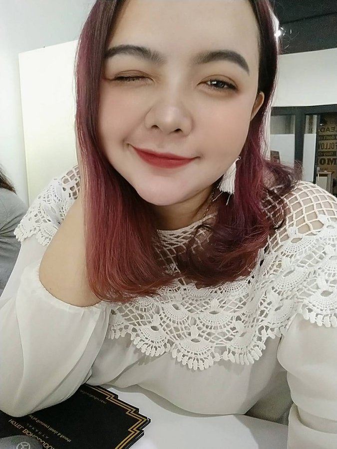 Pic 1 : lg ngerasa cakep
Pic 2: satu2nya makeup yg gw pake cuma pensil alis, sisanya bareface. Gw suka bareface gw disini
Pic 3: baru jadi janda. Gedebak gedebuk sendiri. 
Pic 4: setahun jadi janda, lg happy berhasil achieve target client baru 5 divisi kementerian.