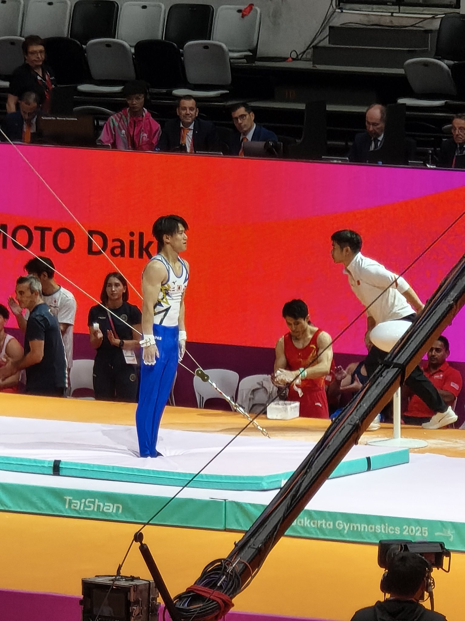 G4HUYNZXEAAC2-q?format=jpg&name=large