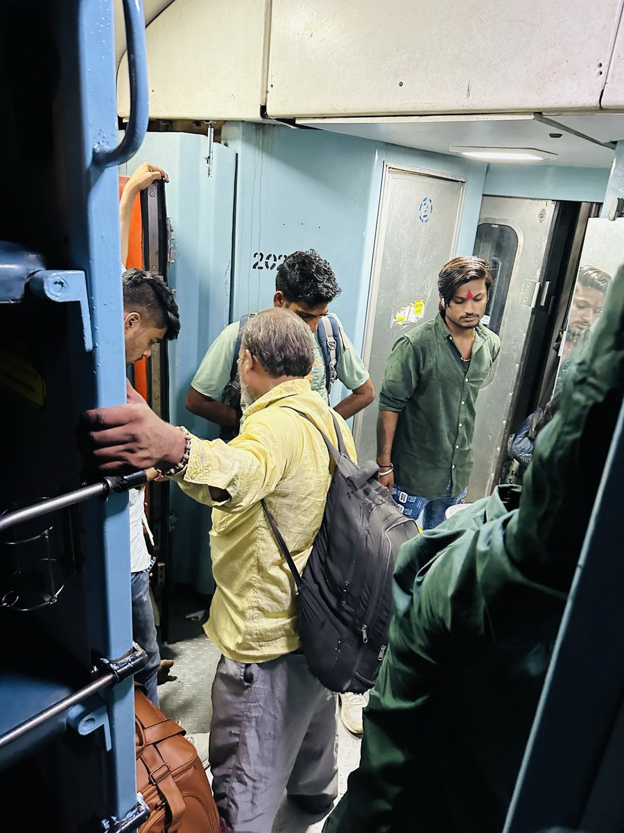 ये है बदलाव क्या? स्लीपर क्लास के डब्बे में जनरल टिकट पर सफ़र करने वालो ने कपजा जमा कर रखा हो? ट्रेन नो १२४१५ इंदौर से दिल्ली इंटरसिटी एक्सप्रेस । जनरल और स्लीपर क्लास के गेट को खोल रखा हो