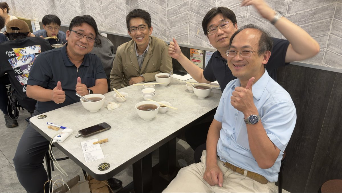 Day 0 in Tainan city in 🇹🇼 !!!

晩の9時に着いたのに、台南名物ビーフスープに連れて行ってくれた！感謝🙏