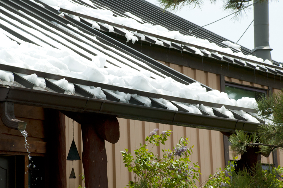 DesignComponent's tweet image. Made of metal. Made for performance. 
Our snow-retention systems keep your steel roof secure — because winter doesn’t wait. 

Don&apos;t wait for snow to arrive, find out more now:  designcomponents.com/services/snow-… 
#DesignComponentsInc #SnowRetention #SteelRoof #WintersComing