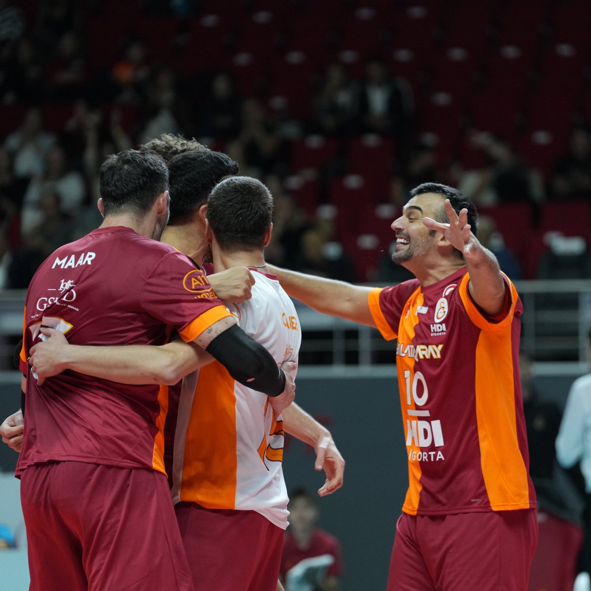 Galatasaray, Altekma karşısında kazanarak lige galibiyetle başladı. 

MS: 3-1 
Setler: 
17-25/25-19/25-21/28-26

En Skorerler 
Jean Patry - 19 
Jordan Ewert - 28