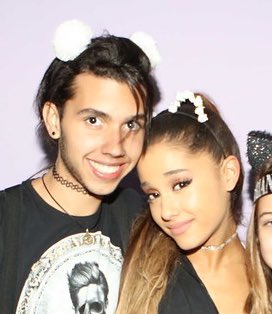onlyariana's tweet photo. 10 anos. #ArianatorsNaPremiere 

Dez anos do melhor dia da minha vida. Em todo esse tempo tantas coisas mudaram, eu mudei, eu cresci, me mudei e meu amor por você, mudou… cresceu. Você é uma âncora fixada em minha memória que sempre faço questão de relembrar. Dez anos que eu fui o primeiro com uma barraca e a coragem para “morar” nas ruas por uns dias e ter a certeza de que te veria de pertinho. Fiz amigos quais tenho contato até hoje, gritei, cantei, chorei (principalmente quando você pegou minha bandeira e colocou no palco) e acima de tudo pude te conhecer, te tocar, te abraçar e dizer para você o quanto eu te amo. 10 anos atrás eu esperava por aquele momento e hoje, 10 anos depois continuo aqui e novamente esperando para te dizer o quanto crescemos. Obrigado por continuar e existir. Eu te amo infinitos. 🫶🏼🫧

(não consegui te marcar @infoari)