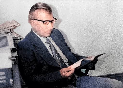 “Halkçı bir politikanın hareket noktası, sınıf gerçeğini kabul etmek ve sınıf tezatlarını kaldırmaya çalışmak olmalıydı. Halbuki “bizde sınıf yoktur” gibi bilime aykırı bir düşünceden hareket edildi.”

Doğan Avcıoğlu, Yön, sayı: 47