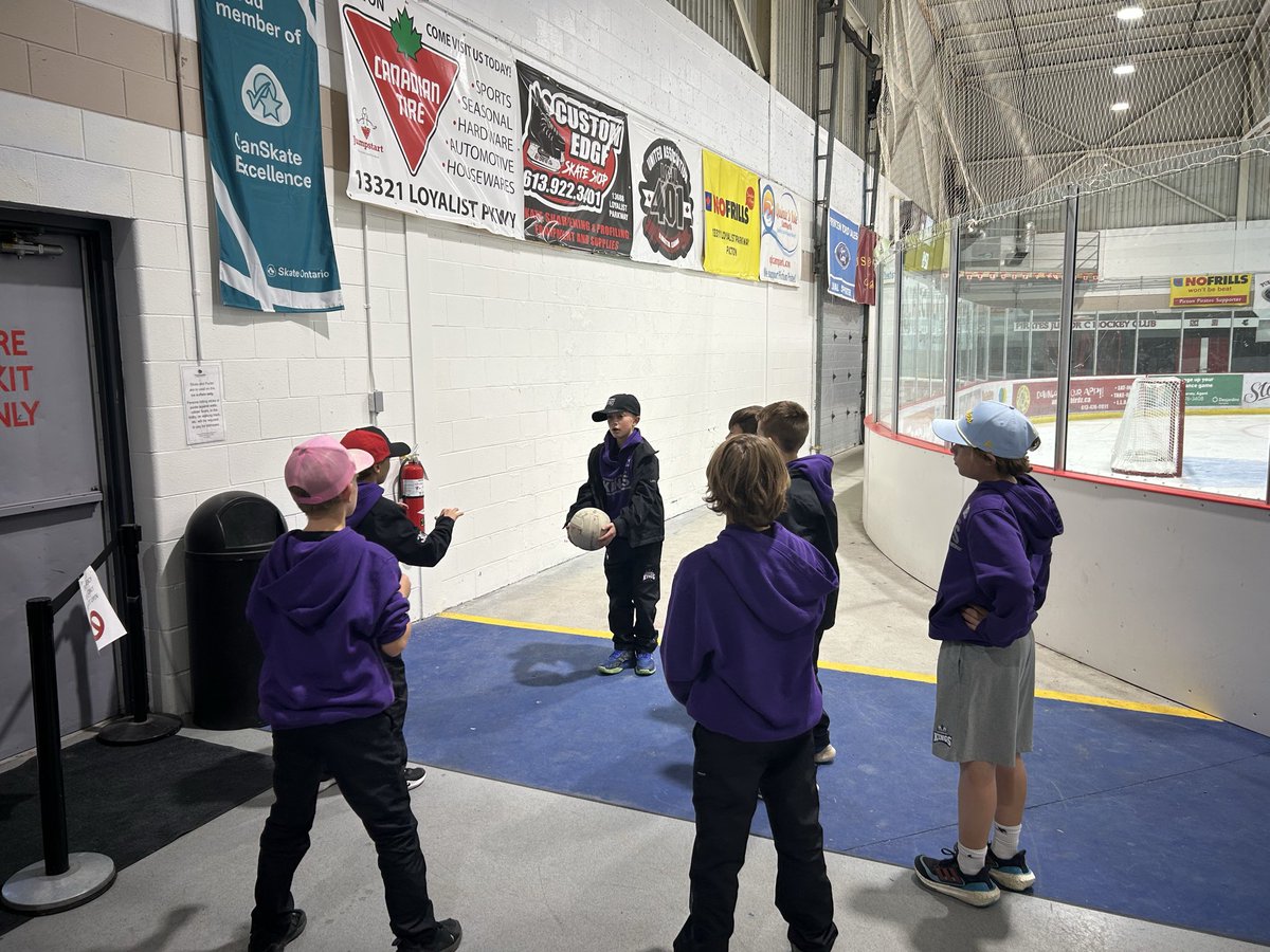 PictonPirates's tweet photo. We opened our room to the U11 Otter Energy Kings yesterday between their games — great time sharing stories about our players and answering their questions!
#FuturePirates #Kings🤝Pirates #MilkTourney https://t.co/dpD93AfjKK