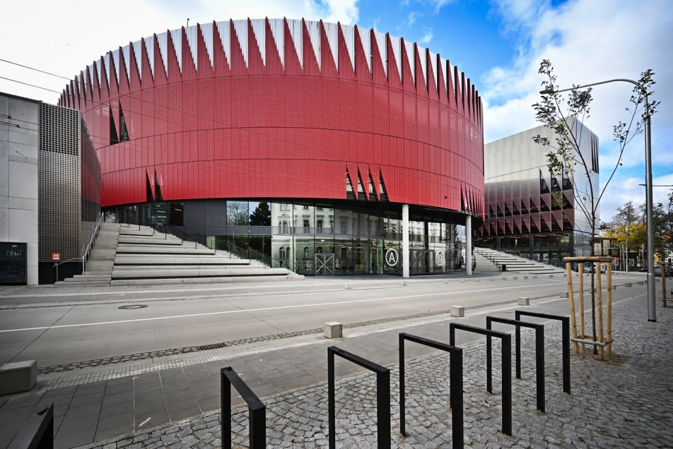 Dukla Jihlava a potažmo celý Kraj Vysočina má konečně novou halu. 🏟 Horácká aréna, která stojí na místě bývalého zimního stadionu, se otevřela veřejnosti při utkání 15. kola první ligy mezi domácí Duklou a Zlínem. 🏒 Právě probíhající přímý přenos utkání sledujte na ČT sport a