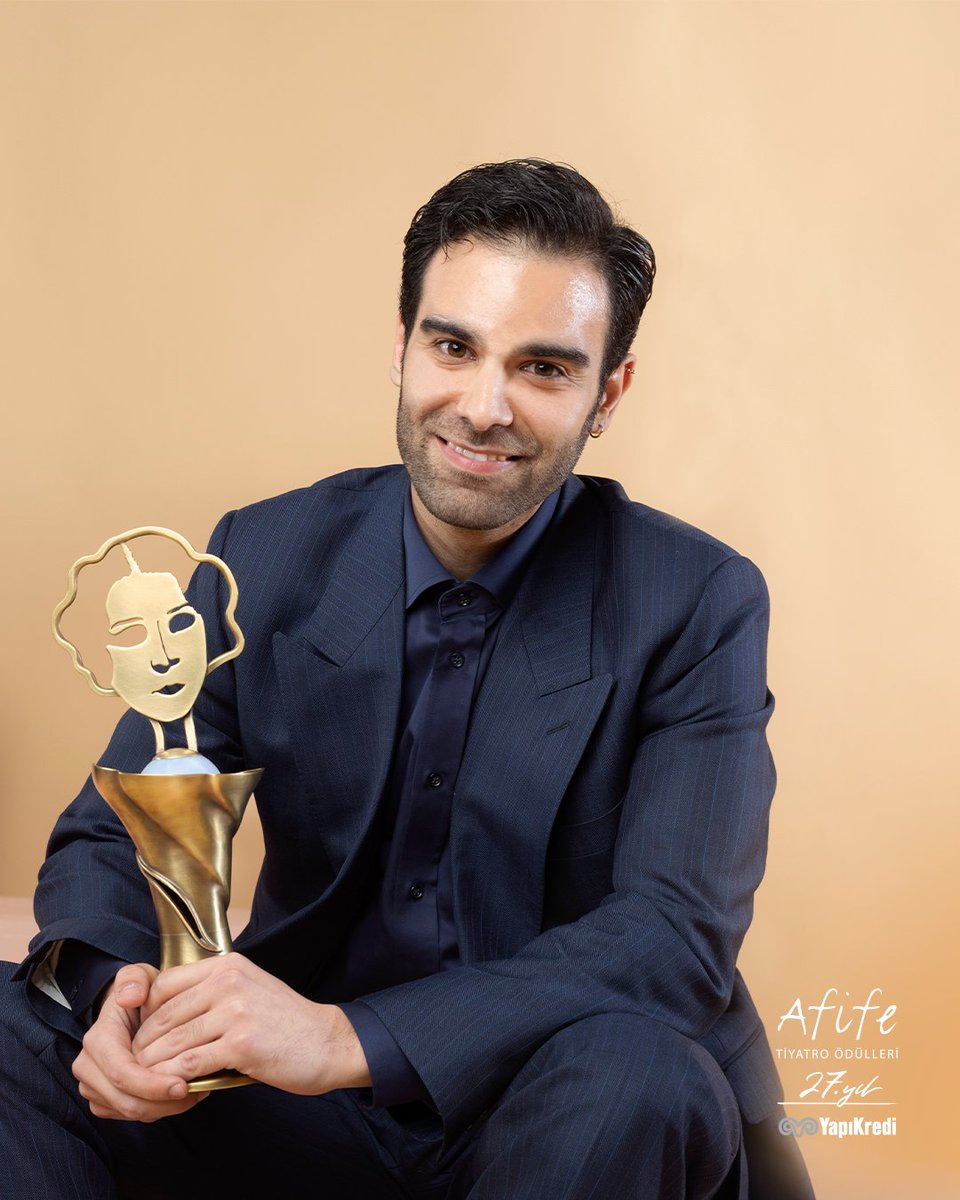 Oğulcan Arman Uslu, 9/8’lik Kıyamet ile 27. Yapı Kredi Afife Tiyatro Ödülleri Yılın En Başarılı Erkek Oyuncusu Ödülü’nü aldı.

Tebrikler! 🎊

#YapıKrediAfifeTiyatroÖdülleri