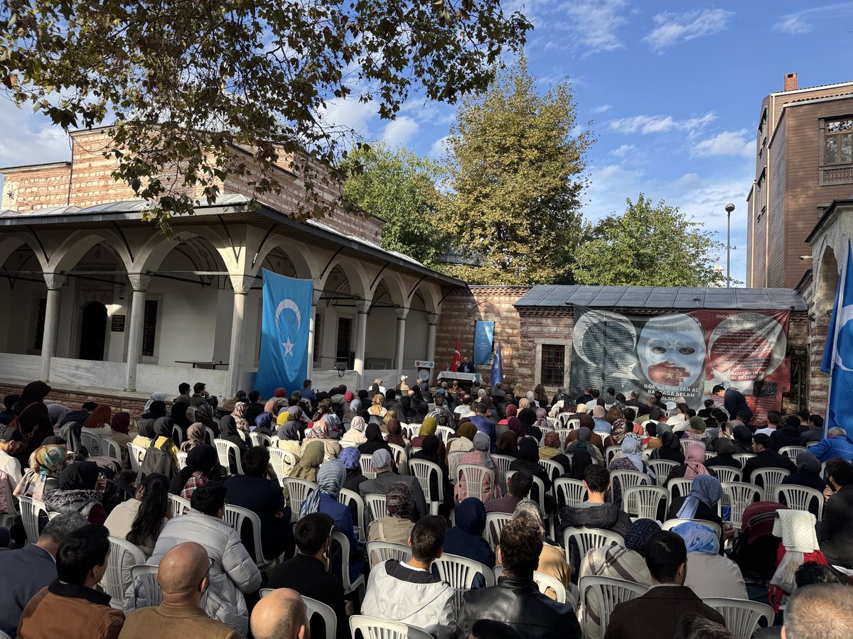 DTvakfi's tweet photo. Bir millet soykırıma uğruyor…

Bugün, Doğu Türkistan Vakfı Sohbet Günleri kapsamında Gazeteci-Yazar Taha Kılınç’ı misafir ettik.
Kılınç, günümüzde Doğu Türkistan’da yaşanan acıları, zulmü ve direnişi bizzat görerek kaleme aldığı “Kayıp Coğrafyanın İzinde: Doğu Türkistan Seyahatnamesi” adlı eseri merkezli olarak anlattı. Duygu ve düşüncelerini paylaştı.

Katılımcıların yoğun katılım ve ilgisiyle gerçekleştirilen bu anlamlı söyleşi, yüreklerimizde yeniden umut filizleri yeşertti.

Taha Kılınç’ın bizzat tanık olduğu gerçeklerin anlatıldığı eser, mazlumların sesi, vicdanların çağrısı oldu. Ve bizlere şu anlamlı mesajı verdi:
Doğu Türkistan hür olacak!

#DoğuTürkistan
#DoğuTürkistanHürOlacak
#DoğuTürkistanVakfı
#TahaKılınç
#KayıpCoğrafyanınİzinde
#DoğuTürkistanSeyahatnamesi
