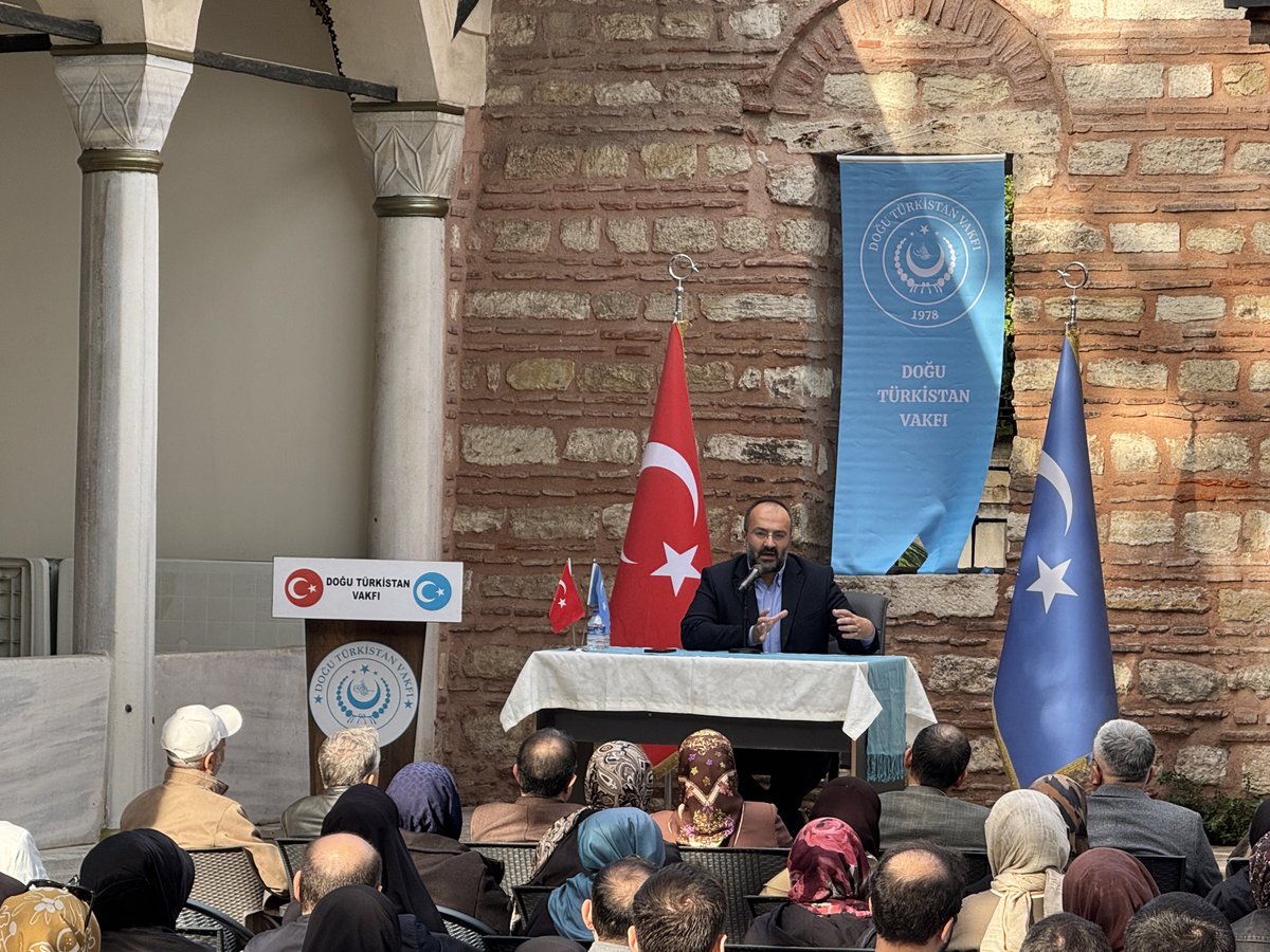 DTvakfi's tweet photo. Bir millet soykırıma uğruyor…

Bugün, Doğu Türkistan Vakfı Sohbet Günleri kapsamında Gazeteci-Yazar Taha Kılınç’ı misafir ettik.
Kılınç, günümüzde Doğu Türkistan’da yaşanan acıları, zulmü ve direnişi bizzat görerek kaleme aldığı “Kayıp Coğrafyanın İzinde: Doğu Türkistan Seyahatnamesi” adlı eseri merkezli olarak anlattı. Duygu ve düşüncelerini paylaştı.

Katılımcıların yoğun katılım ve ilgisiyle gerçekleştirilen bu anlamlı söyleşi, yüreklerimizde yeniden umut filizleri yeşertti.

Taha Kılınç’ın bizzat tanık olduğu gerçeklerin anlatıldığı eser, mazlumların sesi, vicdanların çağrısı oldu. Ve bizlere şu anlamlı mesajı verdi:
Doğu Türkistan hür olacak!

#DoğuTürkistan
#DoğuTürkistanHürOlacak
#DoğuTürkistanVakfı
#TahaKılınç
#KayıpCoğrafyanınİzinde
#DoğuTürkistanSeyahatnamesi