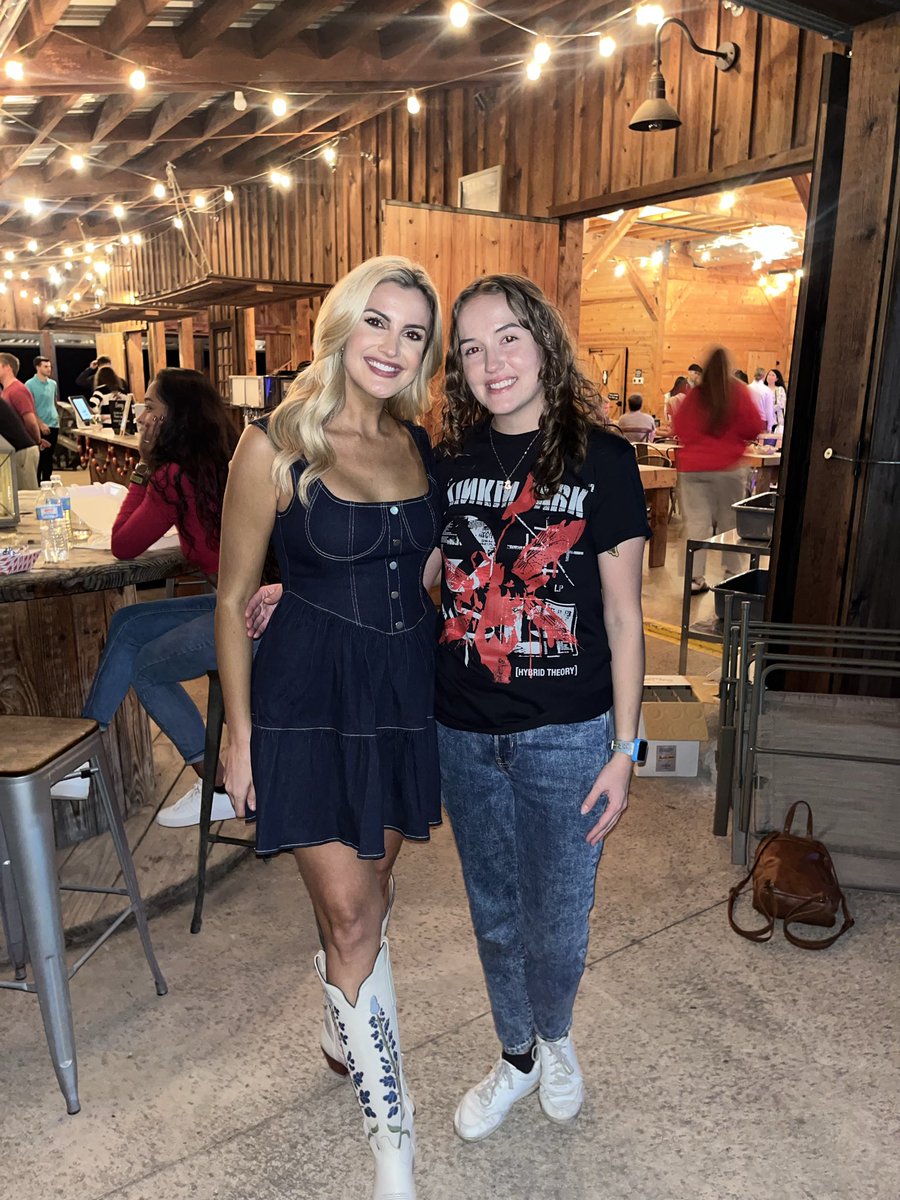 I met Keanu!! That dude is SO nice. and so cool to see my bb21 fave <a href="/itskathryndunn/">Kat Dunn</a> again!! icons 🤩 #bb27