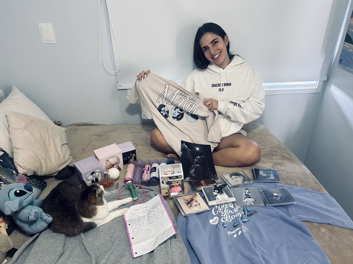 jusIikemagic's tweet photo. @arianagrandebr @wickedmusicalbr A voz dela me acompanhou em dias difíceis e me ensinou sobre amor, força e recomeço. Cresci vendo ela crescer, e Wicked, com sua mensagem sobre esperança e amor-próprio, reflete tudo o que ela representa pra mim. Meu maior sonho é vê-la ao vivo! #ArianatorsNaPremiere https://t.co/9tHkKaAmf7