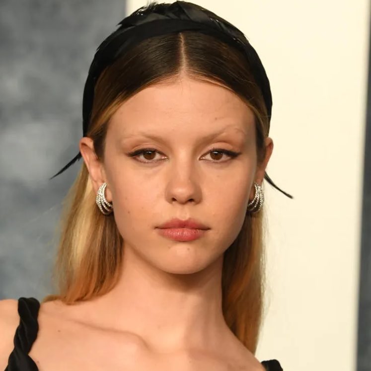 poponze's tweet image. Mia Goth parou de pagar o aluguel da casa onde sua mãe, Rachel Goth, morava em Londres. 
De acordo com Fábia Oliveira, Rachel precisou voltar ao Brasil e está enfrentando dificuldades, assim como sua mãe, Maria Gladys.