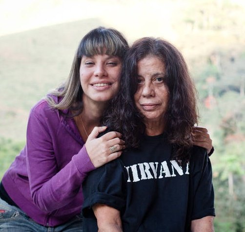 poponze's tweet image. Mia Goth parou de pagar o aluguel da casa onde sua mãe, Rachel Goth, morava em Londres. 
De acordo com Fábia Oliveira, Rachel precisou voltar ao Brasil e está enfrentando dificuldades, assim como sua mãe, Maria Gladys.