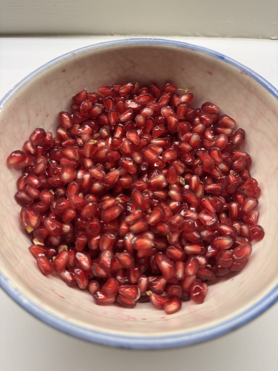 Nar muhteşem bir meyve. Hele içinde Ürolithin A diye bir maddenin öncülleri var ki, bu madde tam bir gençlik aşısı.. Urolithin A yıpranmış mitokondrilerin atılmasını, tabiri caizse hücrenin tazelenmesini sağlıyor.

Narın şimdi tam zamanı, boşuna masallarda geçmiyor.