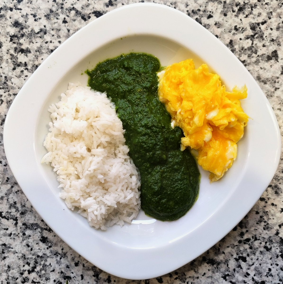 MikeKocht's tweet image. #Cremespinat ist ja ein Donnerstagsklassiker, so mit gerösteten äErdäpfeln (#Kartoffeln) und #Spiegelei.
Drum kommt er am Samstag mit #Reis und #Eierspeise (#Rührei) auf den Tisch! ;-)
Schmeckt aber mindestens genau so gut!

mikekocht.at/2025/10/25/kla…