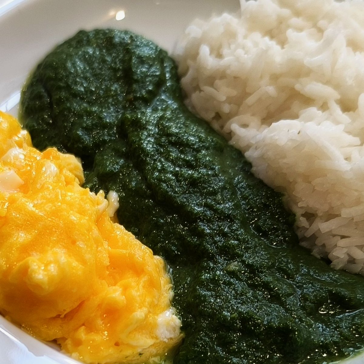 MikeKocht's tweet image. #Cremespinat ist ja ein Donnerstagsklassiker, so mit gerösteten äErdäpfeln (#Kartoffeln) und #Spiegelei.
Drum kommt er am Samstag mit #Reis und #Eierspeise (#Rührei) auf den Tisch! ;-)
Schmeckt aber mindestens genau so gut!

mikekocht.at/2025/10/25/kla…