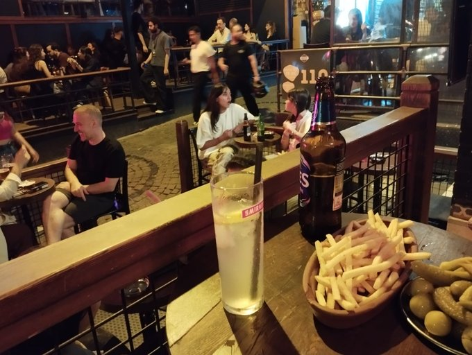 İstanbul'u dinliyorum, gözlerim kapalı- O. V. Kanık
Buranın sadeliğini sevdim. Mezesini, votka-limon' u 
#İyiakşamlar