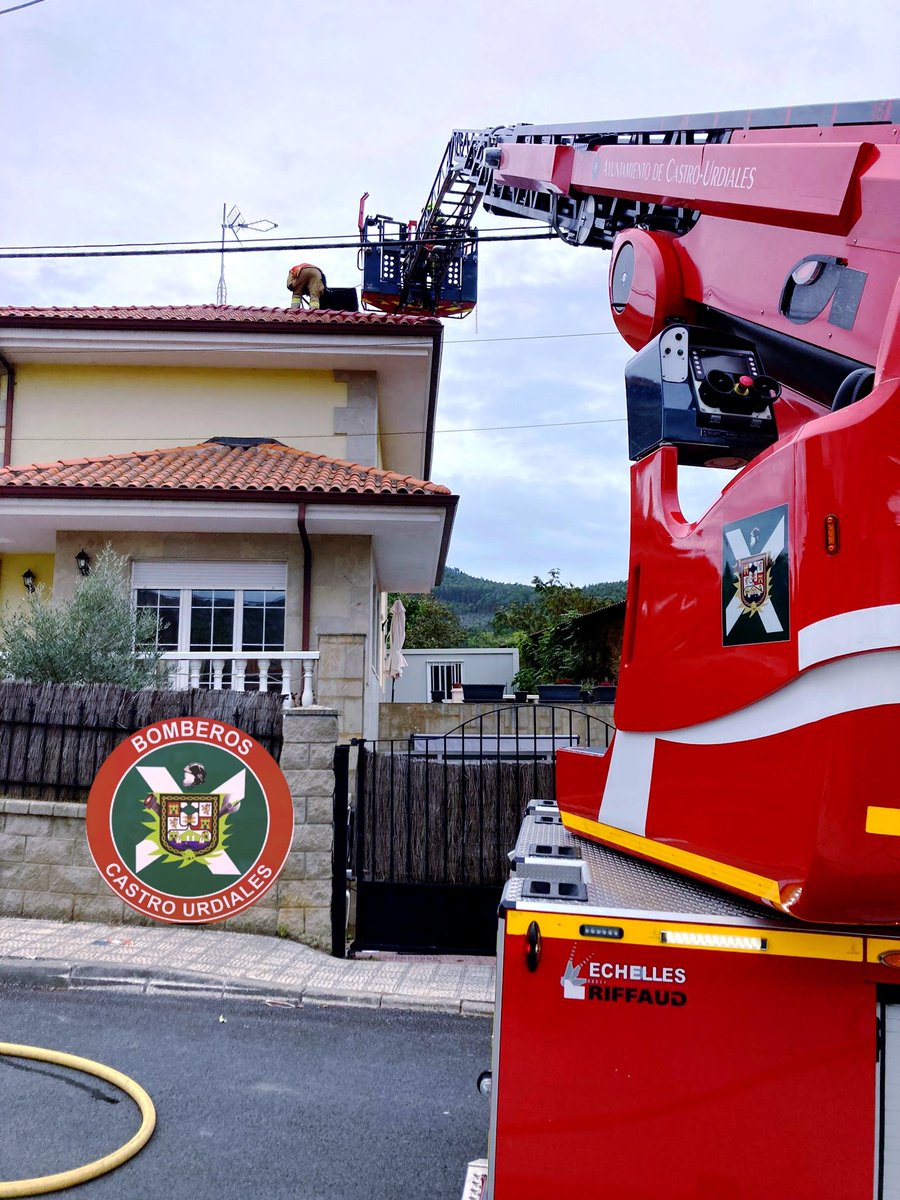 Aviso del <a href="/112Cantabria/">112 Cantabria</a> por incendio de chimenea. Movilizado #Bomberos que extinguen y evitan la propagación al resto del tejado