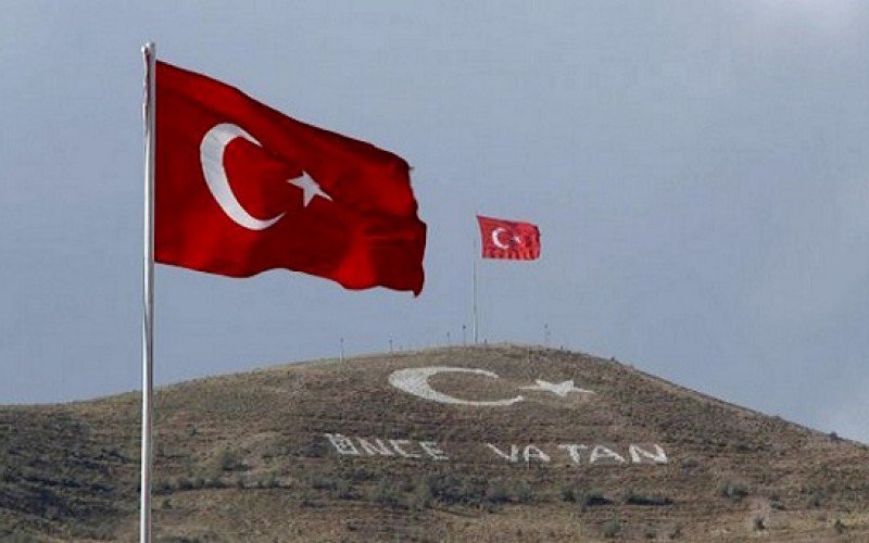 🇹🇷VATAN VE BAYRAK SEVDASI BEDEL İSTER. YÜREK İSTER, RUH İSTER, ÖMÜR İSTER.  GEREKİRSE  EN KIYMETLİNİ GERİDE BIRAKMANI İSTER.

🇹🇷#UZMANÇAVUŞ OLMAK VATAN SEVGİSİDİR, GÖNÜL İŞİDİR, BAYRAK AŞKIDIR. 
BİR #UZMANÇAVUŞ CANI PAHASINA VATANI KORURKEN, ARKASINDAN DUA EDEN BİR ANNE VE BABA,