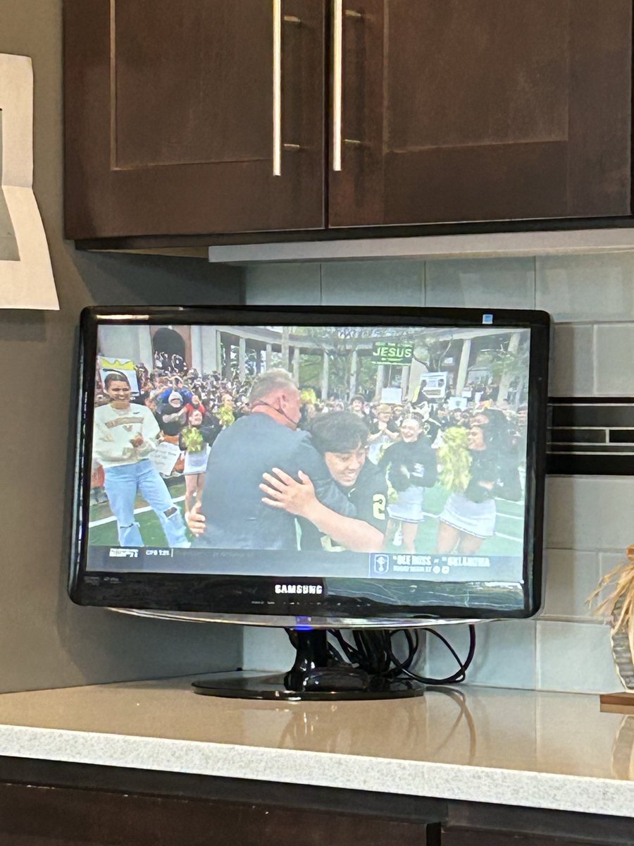 ToddProbasco's tweet image. Kid makes the field goal! Wow #CollegeGameDay #ncaa