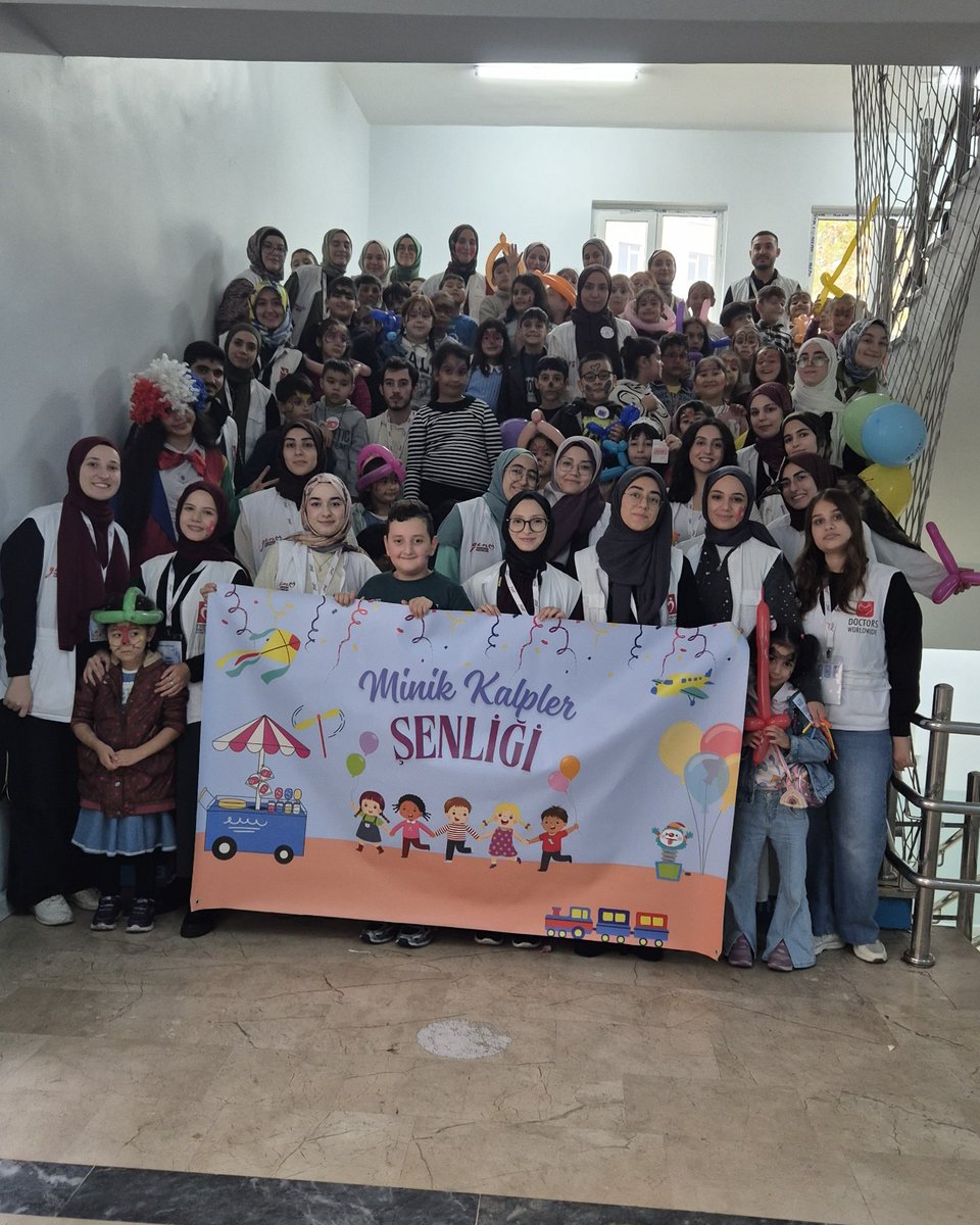 İstanbul Üniversitesi Eczacılık Fakültesi Genç YYD topluluğumuz ile birlikte, Zeytinburnu Kazım Özalp İlkokulu’nda “Minik Kalpler” etkinliğinde buluştuk.
Pamuk şeker ve patlamış mısır ikramlarıyla, oyunlar, el işi çalışmaları ve psikososyal destek faaliyetleriyle dolu keyifli bir