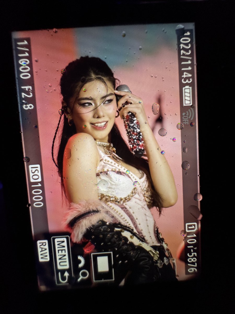 BASANG BASANG PREVIEW FROM DAVAO 😅💦🌧️
Obvious ba pati LCD basang basa?? 🤣
This mikha though 🥰

MABUHAY UG MADAYAW BINI
#BINIatAuroraMusicFestDVO2025 
#BINI_MIKHA
#BiradahiBINI #BINI
<a href="/BINI_ph/">BINI_PH</a>