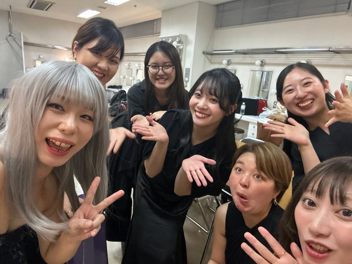 楽屋にて弦楽器の皆と🎻
皆いい笑顔だ！！
支えてくれてありがとうでした！！

きょんちゃん最高🤣

#アニメフィル
#アニコレオーケストラ