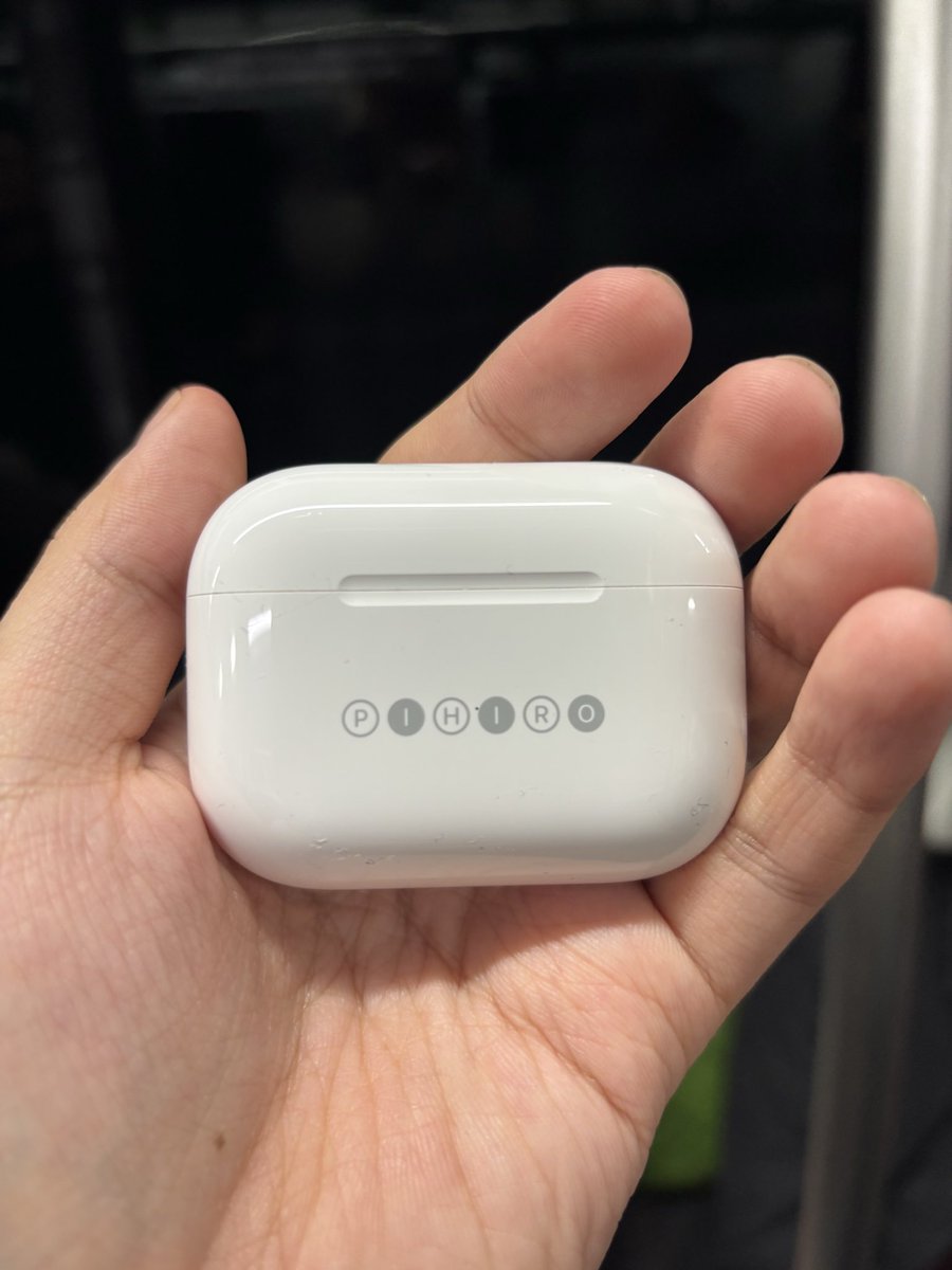 admy_pi's tweet photo. 30歳になってしまったぜ…
彼女からのプレゼントはなぜかネットの名前入りのAirPods
ありがたやー
おじさんになったぴひろをよろしく！ https://t.co/vyqrBxhYdr
