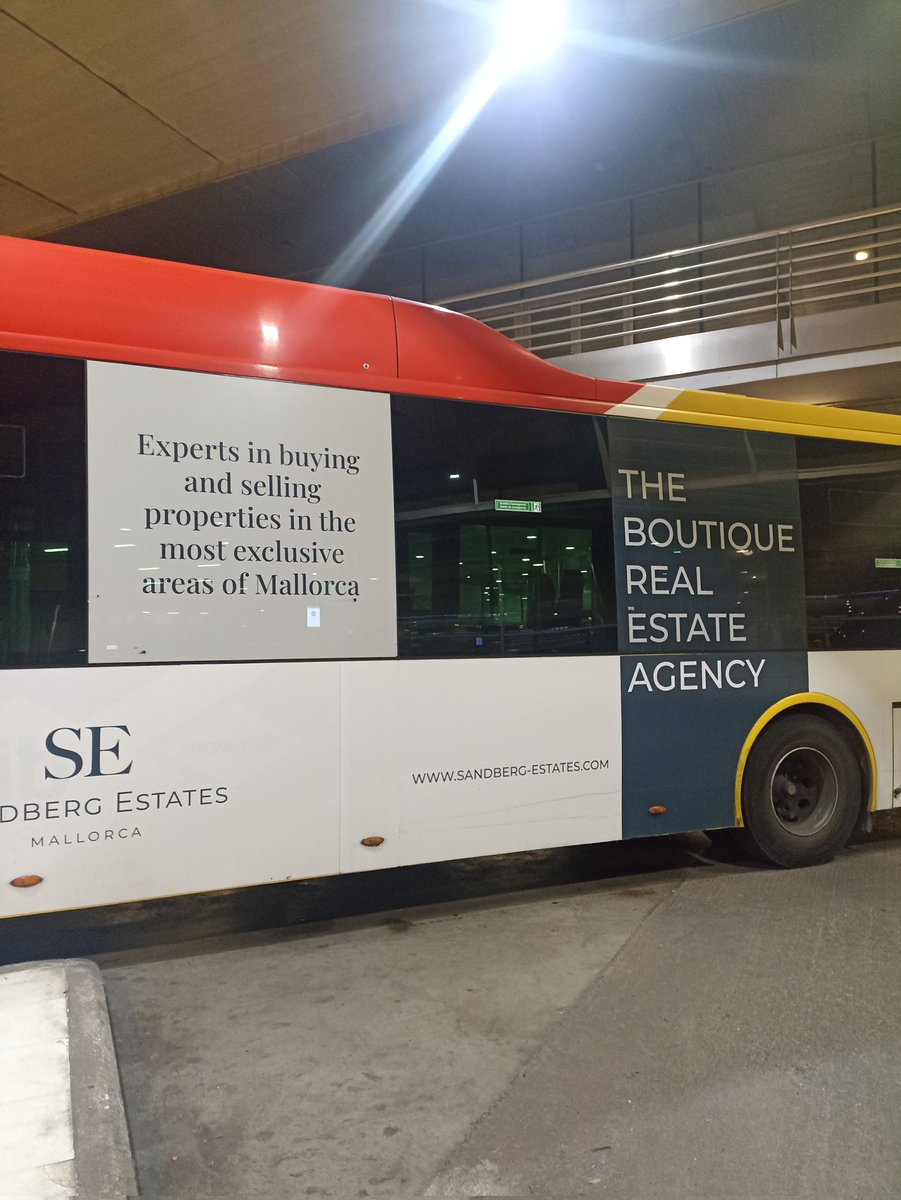 MargaFronteraB's tweet photo. Quina vergonya, que els busos del @TIB_Mallorca contribueixin a vendre la nostra illa a estrangers, i a més ho facin amb publicitat exclusivament en anglès. https://t.co/0TyZc86Blc