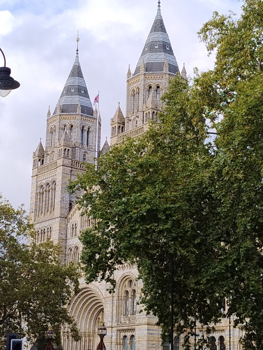 Happy #PostboxSaturday down the way from the <a href="/ConsulFranceUK/">ConsulFranceLondres</a> and <a href="/NHM_London/">Natural History Museum</a> just before we popped in for a visit. The museum of course. ✉️📮📯

<a href="/letterappsoc/">Handwritten Letter</a> <a href="/TheWritingWeb/">The Writing Web ✍🏾</a> <a href="/lbsg1976/">The Letter Box Study Group</a> <a href="/RoyalMail/">Royal Mail</a>
