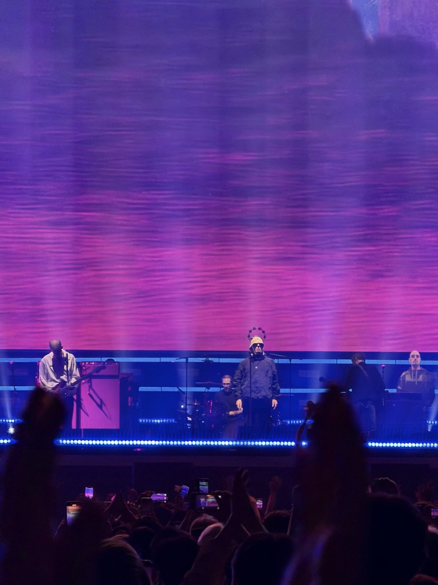 楽曲、キャラクター、ルックス、ストーリーがこれでもかと揃ってる今のOasisは最強だった。演奏も歌もセットリストも全部が完璧。
ラストのChampagne Supernovaで具現化されたユーフォリアを見た。
VIPグッズは事前告知の通りしっs……ぜ…禅を感じる逸品でした。
#oasislive25 #Oasis #shotoniphone