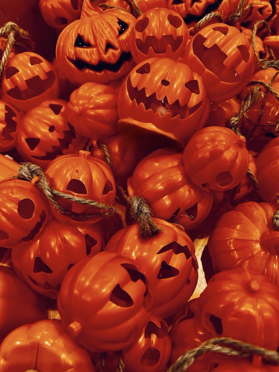 karinarthouse's tweet image. 🎃Pumpkin Madness🎃
The city is filled with orange lights, laughter and fun, reminding everyone that even the scariest things can be funny if you look at them with a smile.
6 #tezos 
objkt.com/tokens/KT1DzCB…