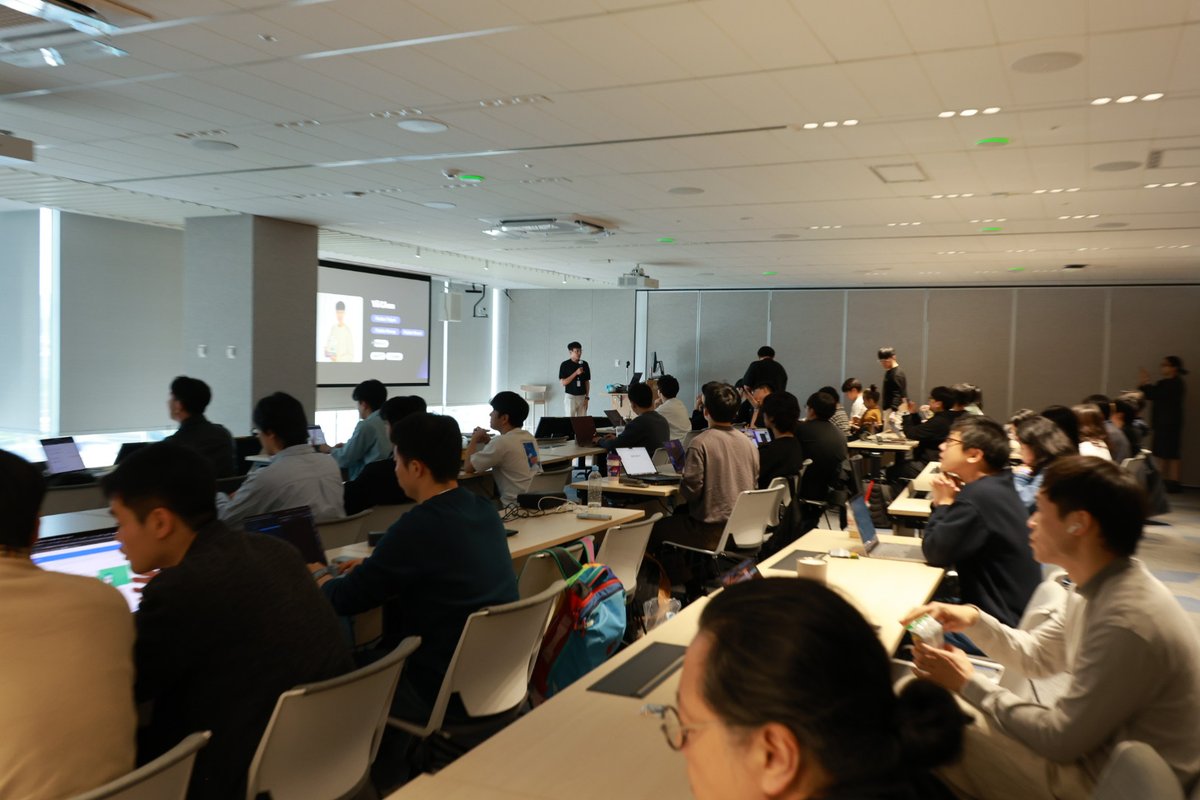 yiichenhi's tweet image. Honored to be a speaker & organizer at Flutter Alliance 2025 🎤
My talk: “Beyond Features: Building Apps with Exceptional User Experience.” We skipped deep code to focus on the bigger picture.
Great UX is a developer's superpower. It's how we build unique products.
#FlutterDev