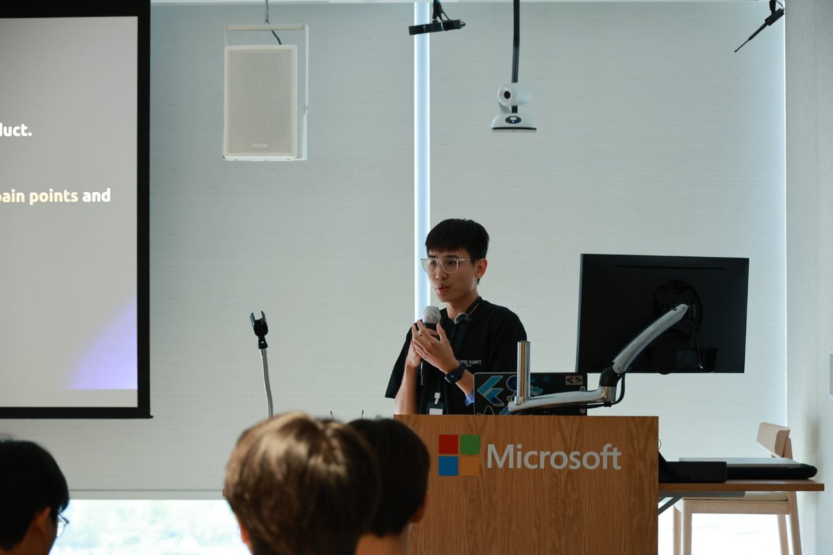 yiichenhi's tweet image. Honored to be a speaker & organizer at Flutter Alliance 2025 🎤
My talk: “Beyond Features: Building Apps with Exceptional User Experience.” We skipped deep code to focus on the bigger picture.
Great UX is a developer's superpower. It's how we build unique products.
#FlutterDev