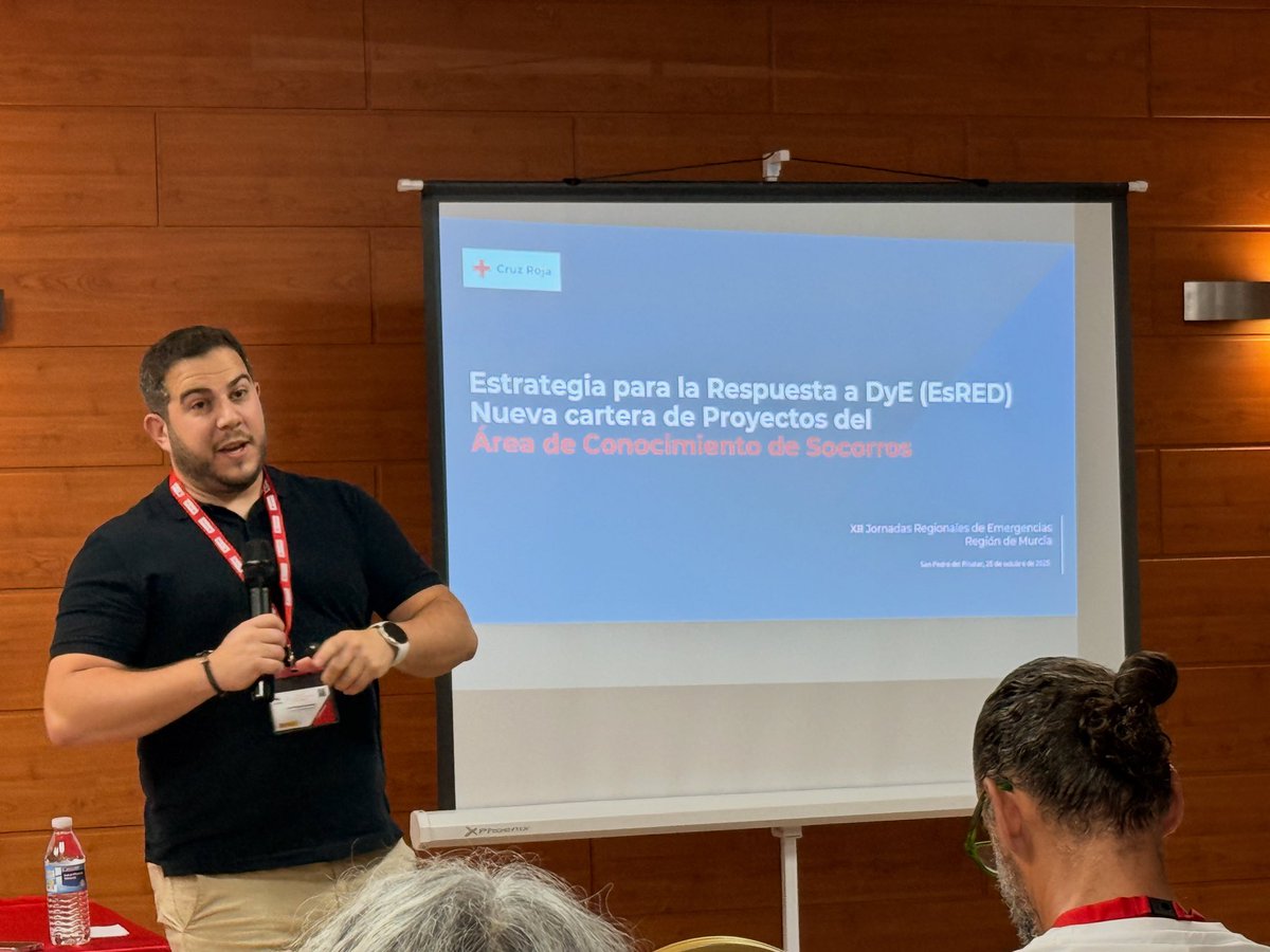 CruzRojaRMurcia's tweet photo. ⏩ Continuamos las XII JORNADAS DEL ÁREA DE CONOCIMIENTO DE SOCORROS con la ponencia de Ginés Palazón, técnico de sede central de Cruz Roja quien nos ha actualizado las novedades a nivel nacional para mejorar la capacidad de respuesta de los equipos de #emergencias de Cruz Roja https://t.co/TwdzJKXx9q