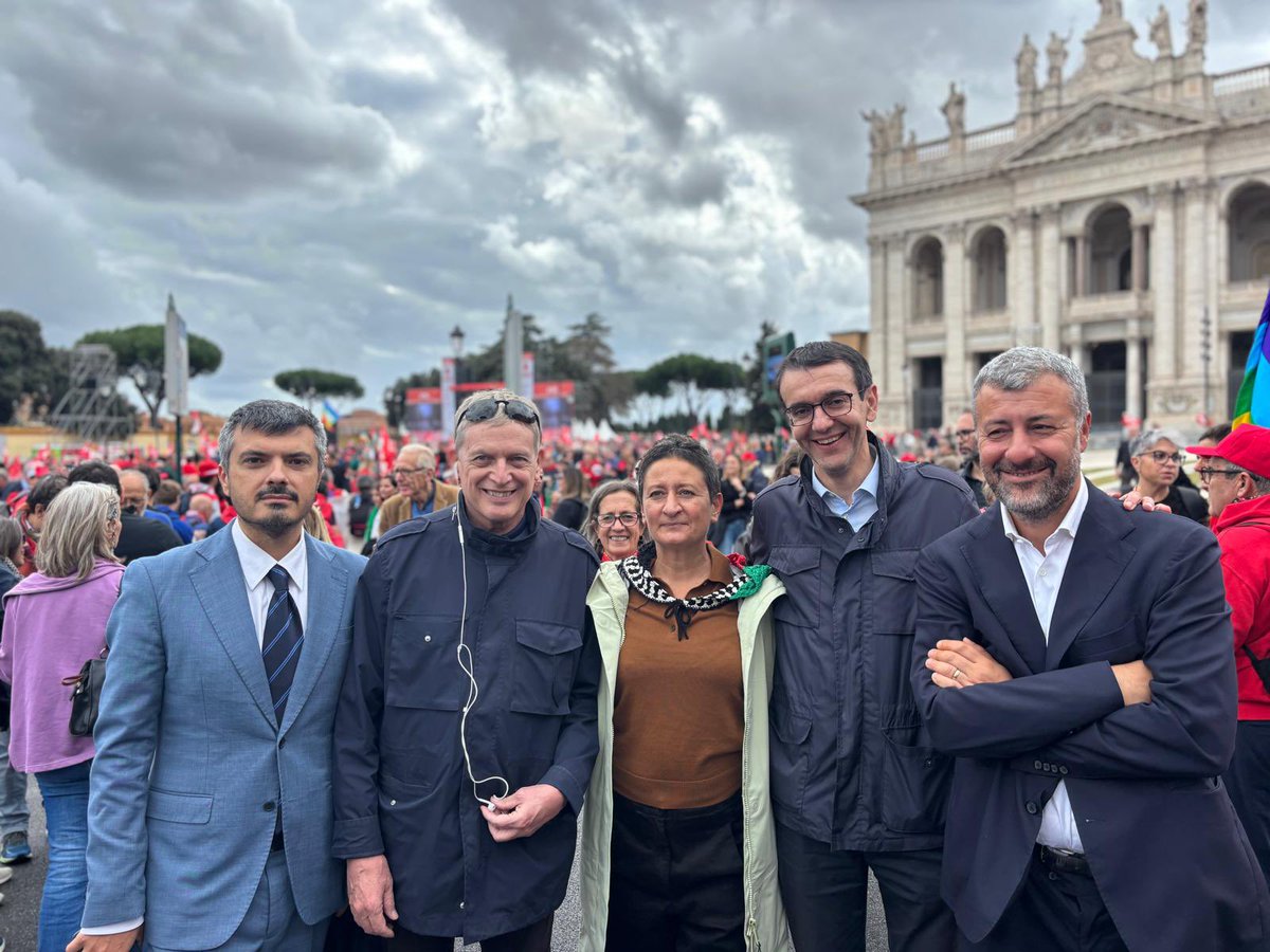 Una piazza straordinaria, orgogliosa, solidale.
E’ il mondo del lavoro che dice no a una manovra sbagliata.
Che toglie a chi ha tanto e dà a chi ha già molto.
Con la <a href="/cgilnazionale/">CGIL Nazionale</a> per dare risposte diverse su salari, lavoro, pensioni.
Basta con la propaganda di Giorgia Meloni.