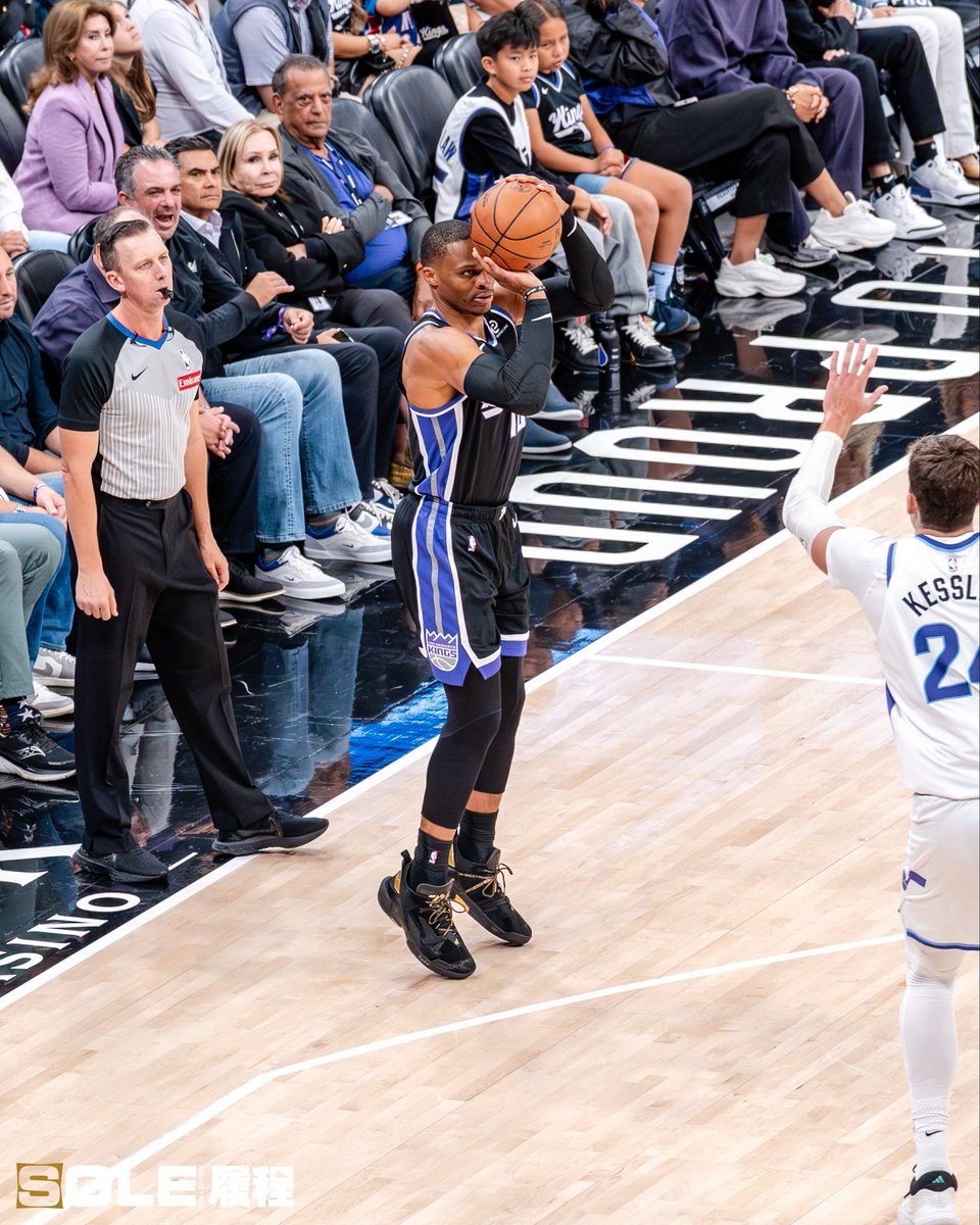 davyc3's tweet image. Russell Westbrook lit the first beam of the season. Special moment. 

#LightTheBeam #whynot